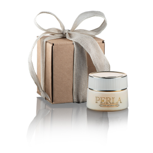 Буркан 24-часов крем Perla от Dony Cosmetics до подаръчна кутия с панделка върху светъл фон