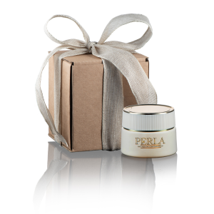 Буркан с околоочен крем Perla от Dony Cosmetics до подаръчна кутия с панделка върху светъл фон