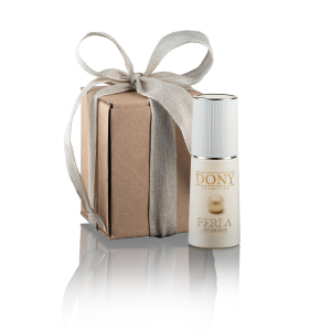 Флакон с анти-ейдж серум Perla от Dony Cosmetics до подаръчна кутия с панделка върху светъл фон